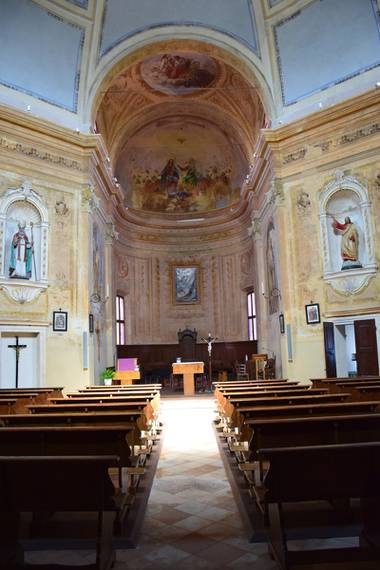 F.11a Interno chiesa.JPG